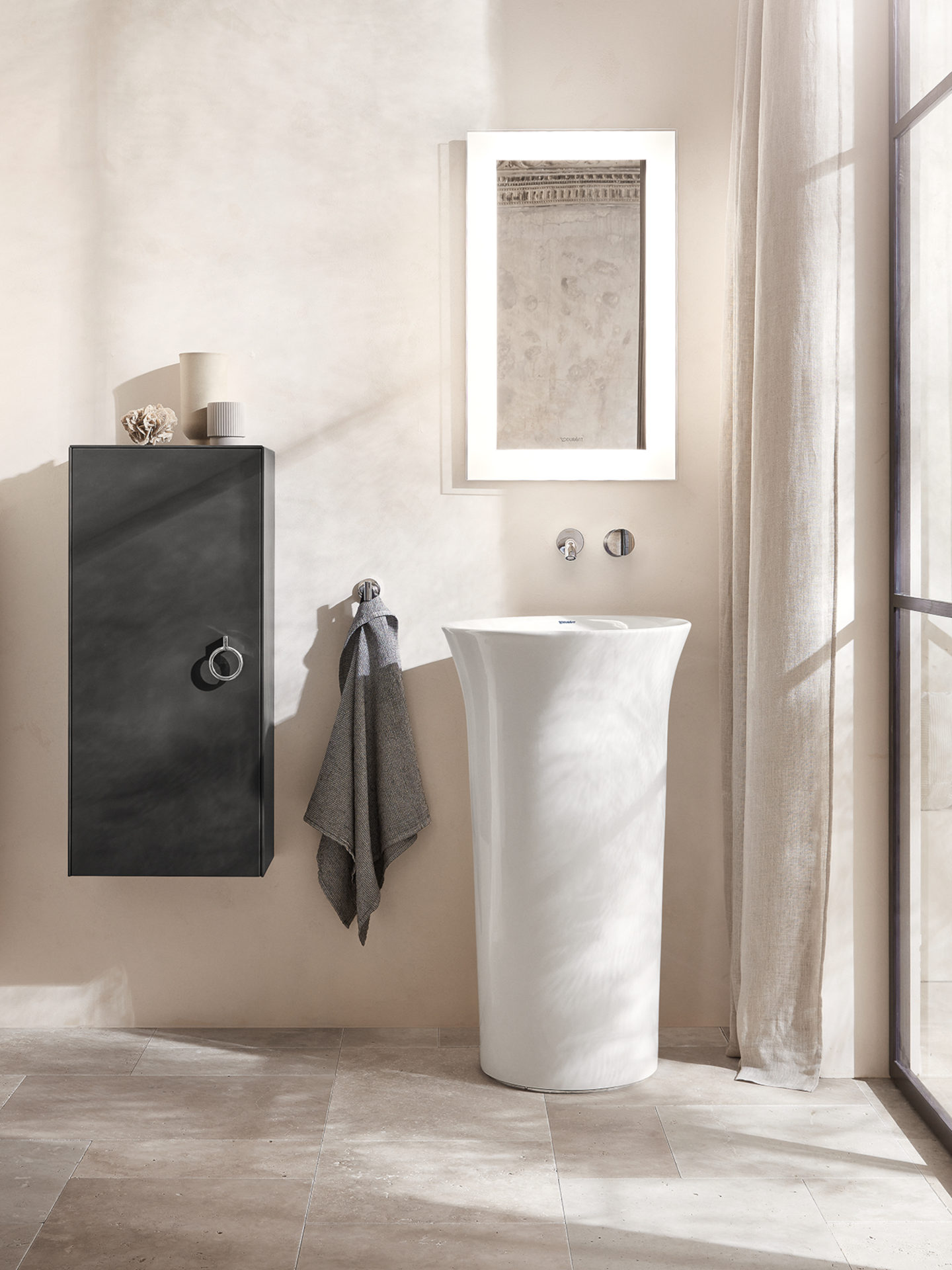 Der freistehende Waschtisch aus der Komplettbadserie White Tulpin von Duravit in Form eines Monolith. 