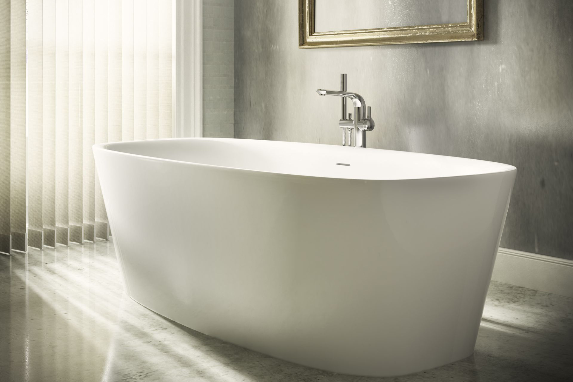 Raum mit freistehender Badewanne.