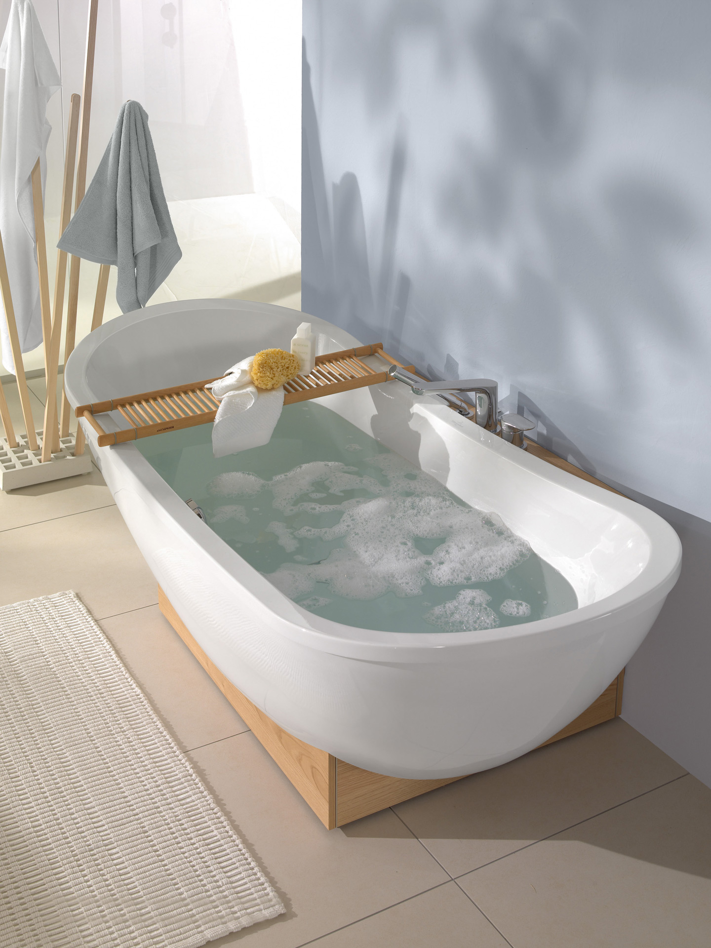 Badewanne mit Wasser gefüllt und einer Ablage für Schwämme ect. 
