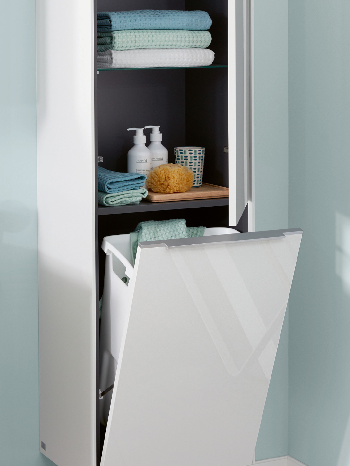 Hochschrank mit Wäschekorb aus der Subway 3.0 Kollektion von Villeroy&Boch 