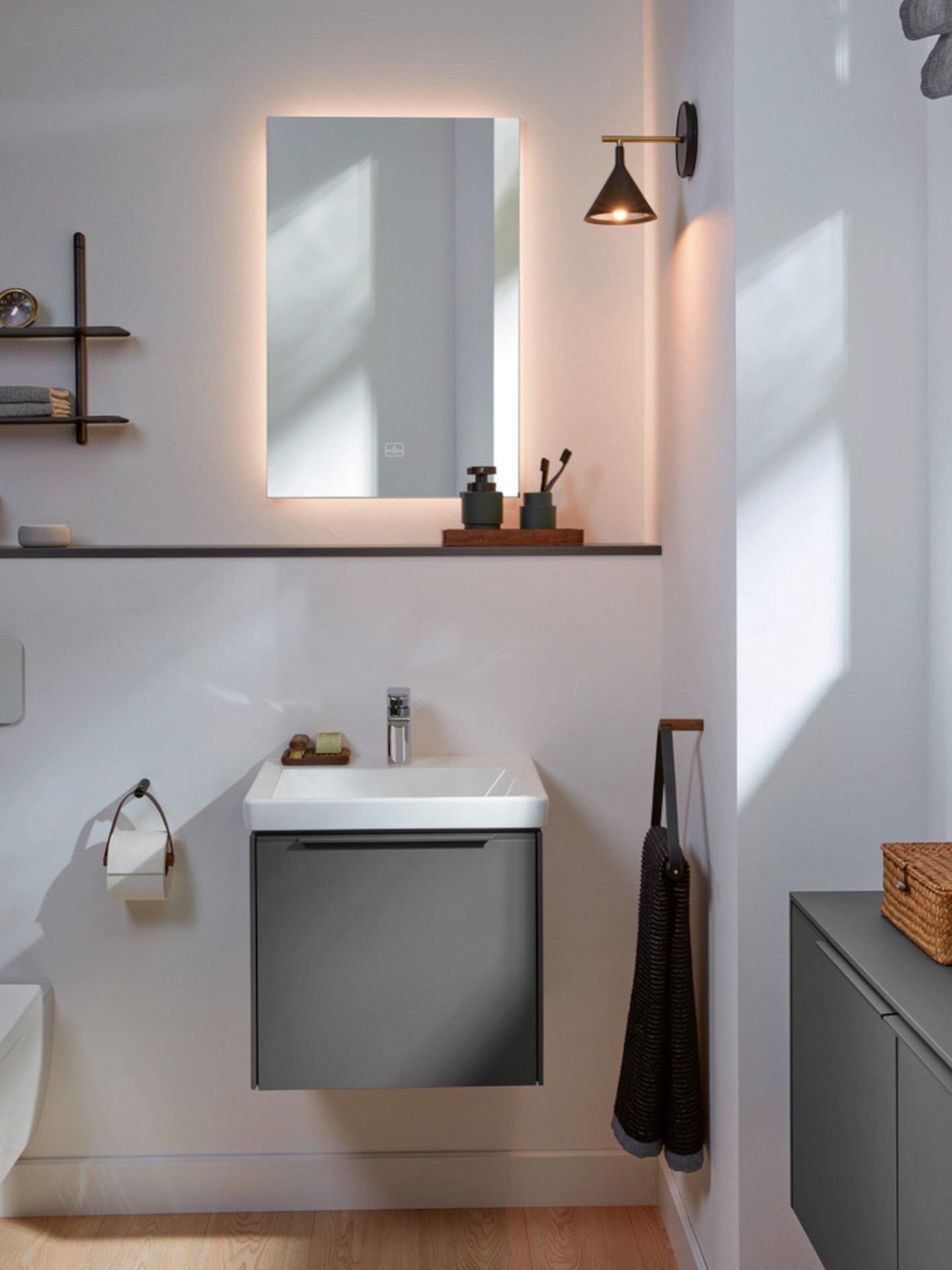 Rechteckiger LED-Leuchtspiegel als Gästebadlösung aus der Kollektion Subway 3.0 von Villeroy&Boch