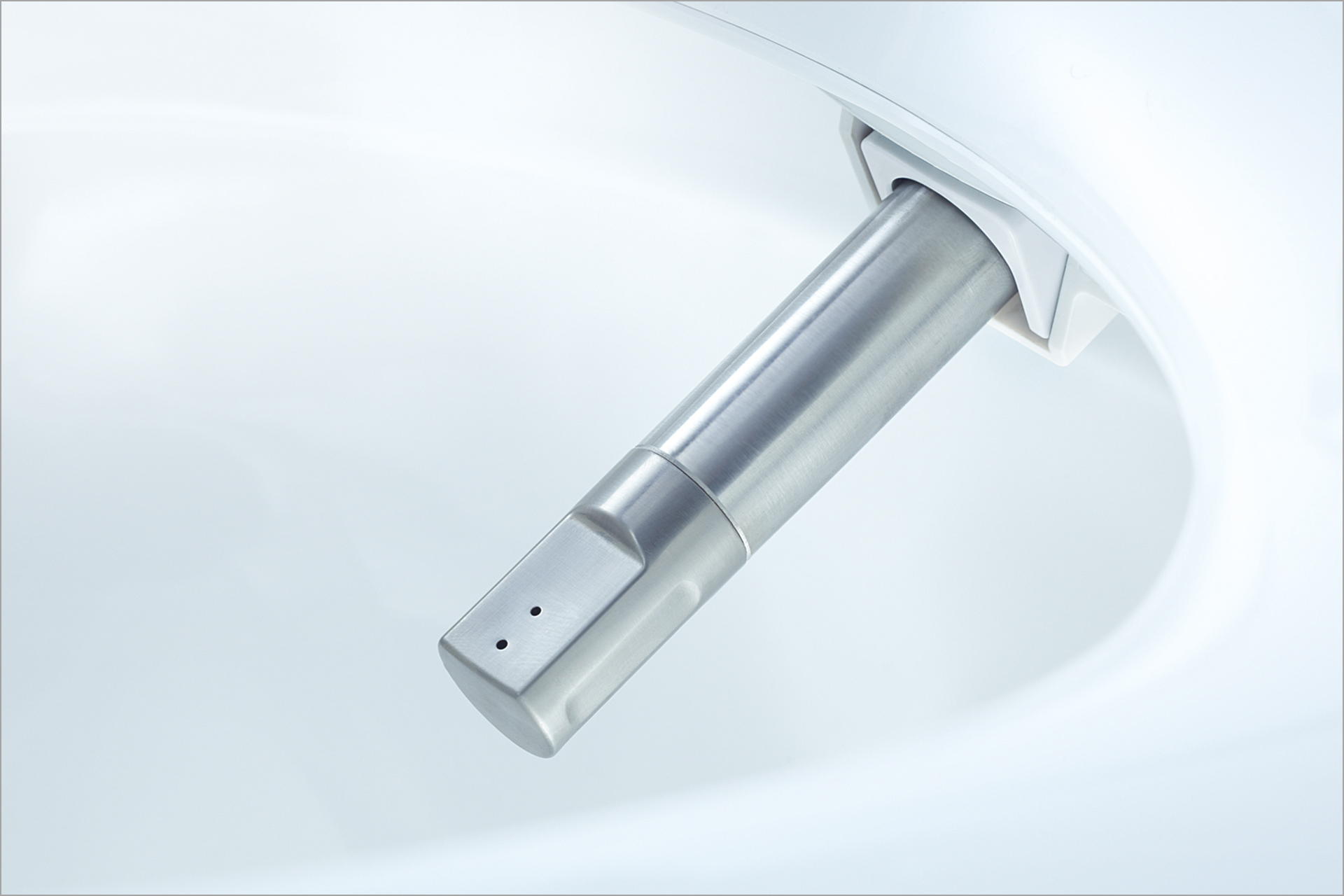 Detailaufnahme der Reinigungsdüse im Becken des Dusch-WCs SensoWash aus dem Hause Duravit. Bewegliche Düse in Edelstahl.