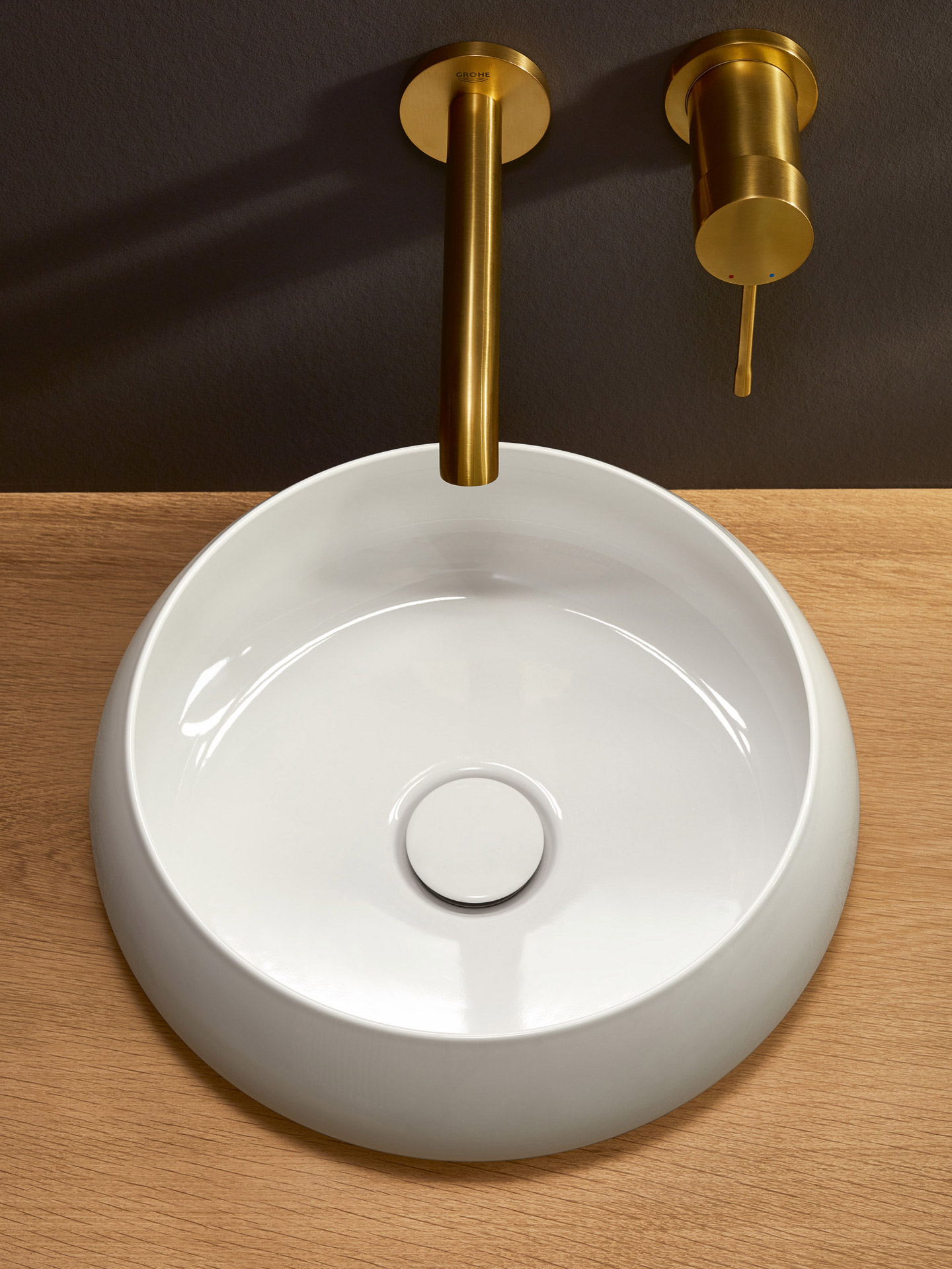Bette Craft Ausatzwaschbecken mit goldener Armatur. 