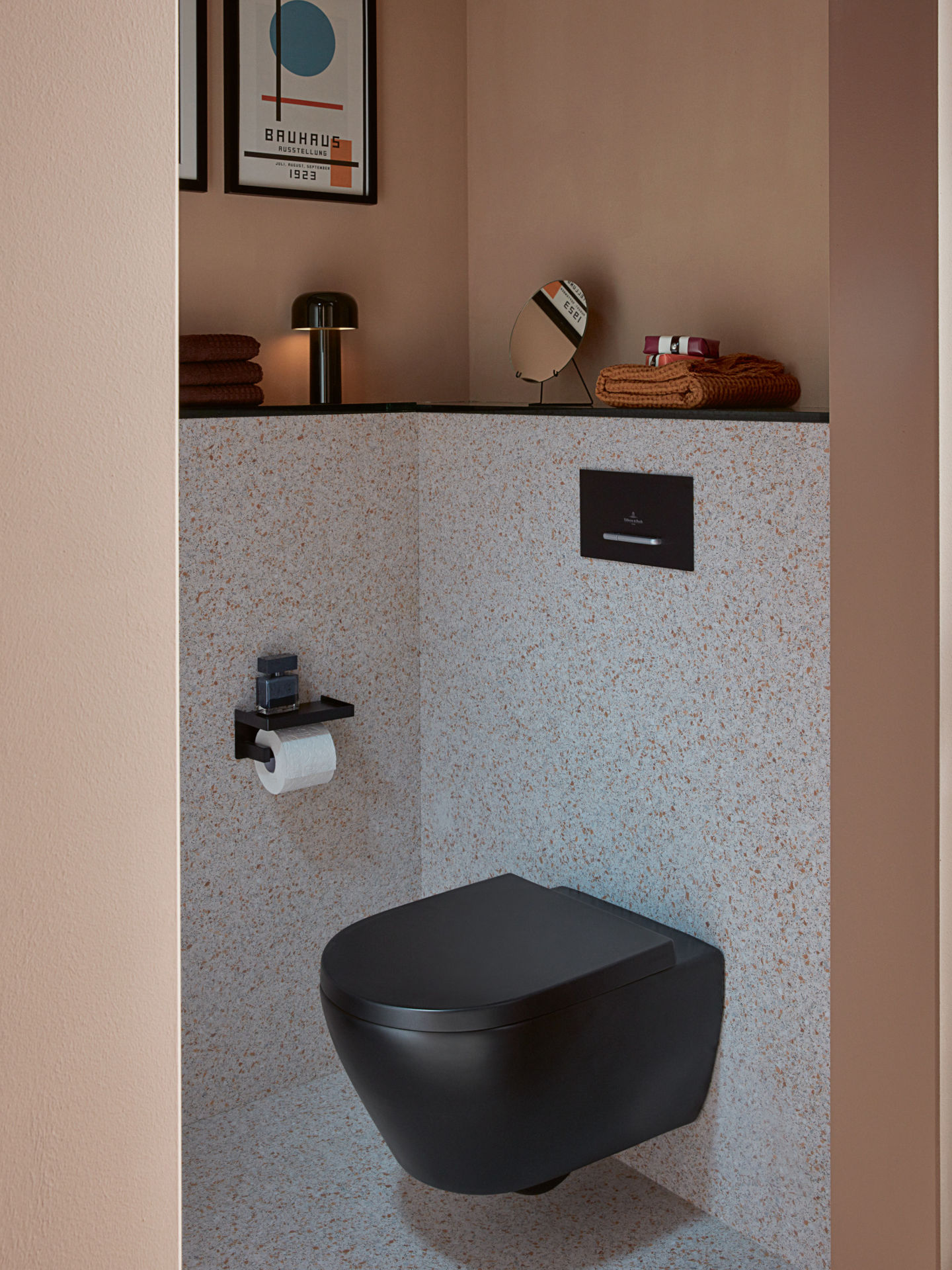 Das passende WC aus der Serie Subway 2.0 von Villeroy & Boch ist in den passenden Farben zur Loop & Friends Serie erhältlich. 