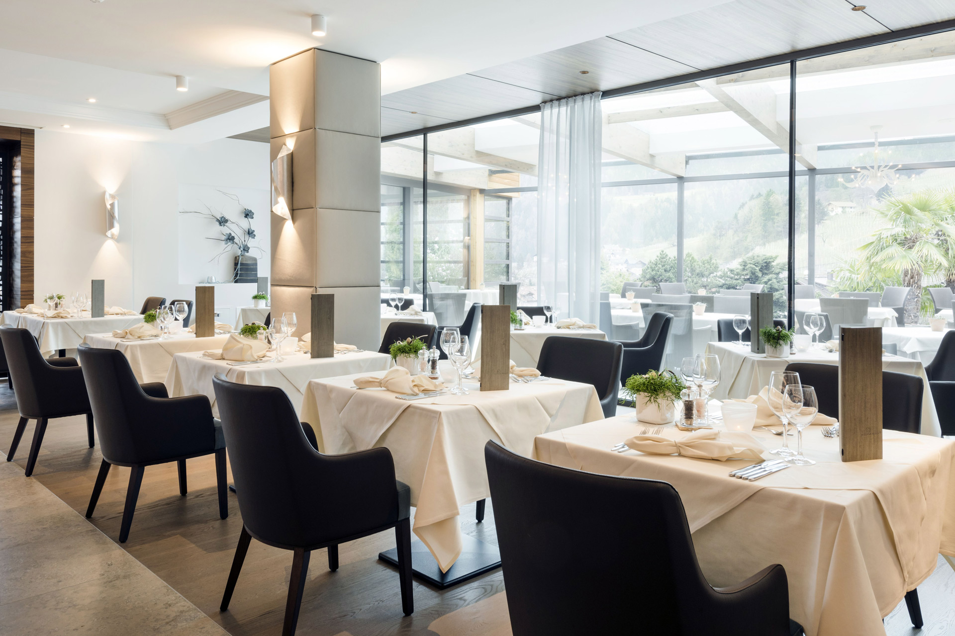Restaurnat im bistrostil. Braune Stühle, weiß eingedeckt im Alpiana Resort.