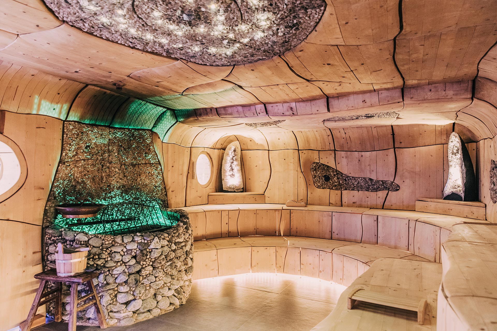 Klosterbraeu Hotel Splash Bad Wellness Bereich Geschnitzte Sauna Innen
