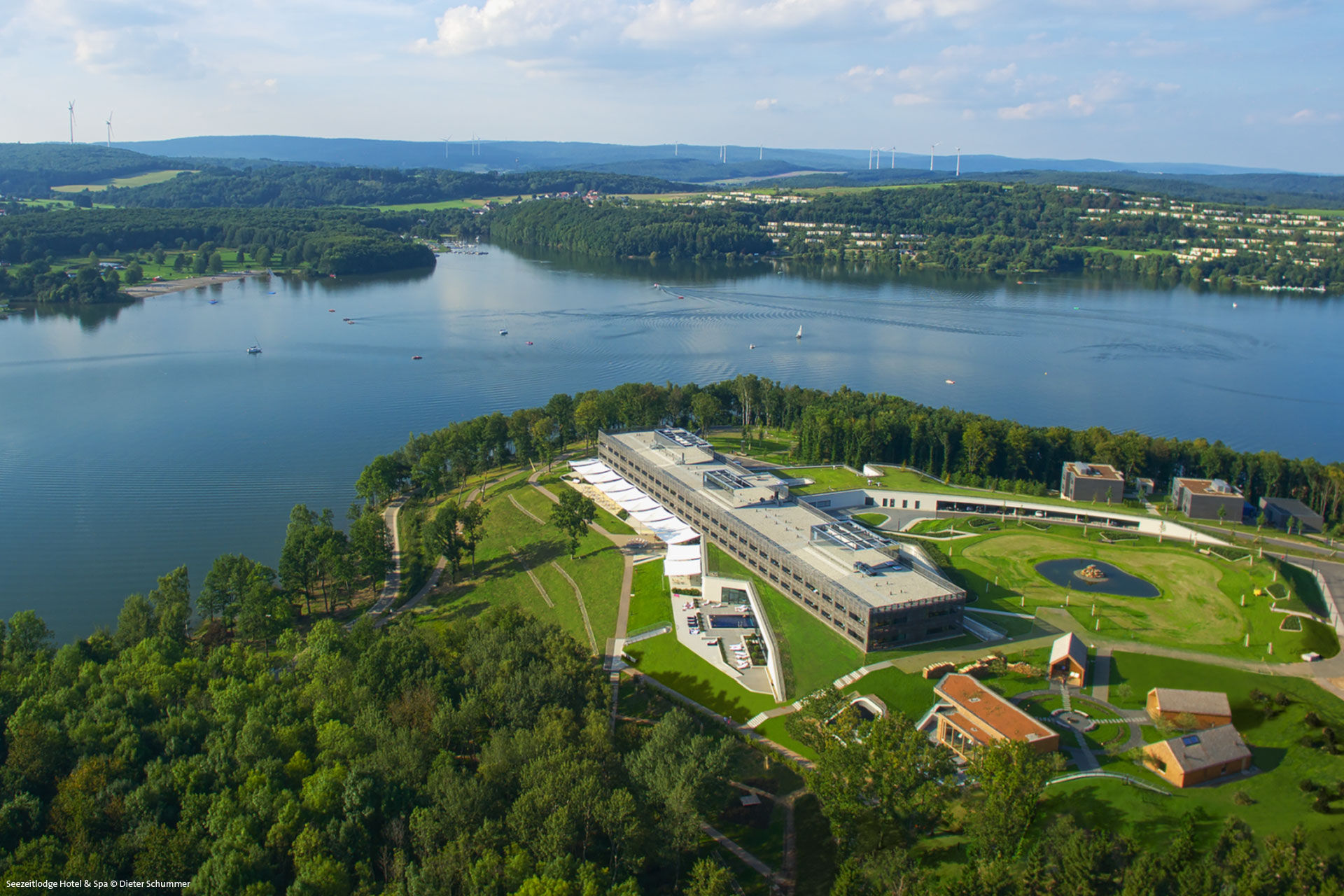 Luftbild des Bostalsses mit der Ansicht auf das Hotel Seezeitlodge.